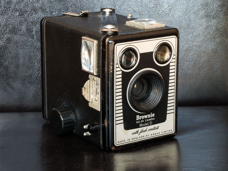 9 Interior Antique Items From The 1900s That Are Really Worth Thousands Of Dollars (And 11 That Are Not) - Decor Hint Vintage Cameras