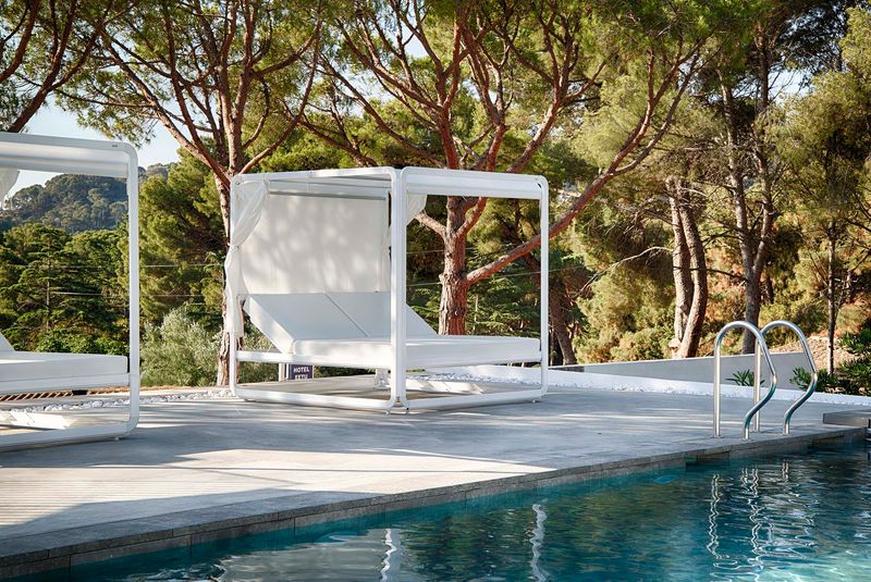 37 Stylish Poolside Designs That Make Everyday Feel Like Vacation - Decor Hint Oversized Daybeds With Retractable Canopies