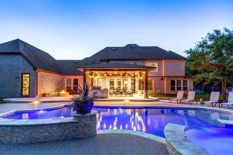 8 Outdoor Areas That Showcase Houston's Residential Character - Decor Hint Backyard Pools