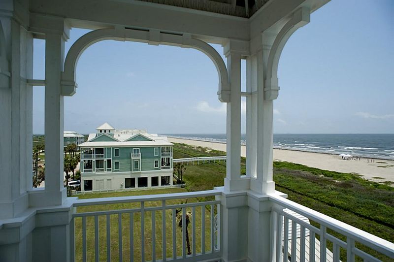 16 Secluded Texas Mansions Stretch Out In The Lone Star State - Decor Hint Galveston Seaside