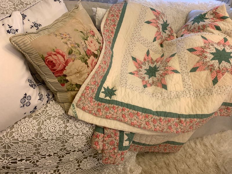 See 7 Things In Kentucky Houses Trending Up And 7 That Never Lost Their Charm - Decor Hint Heirloom Quilts As Functional Art
