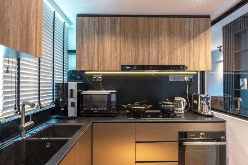 12 Raleigh Kitchen Colors Losing Their Appeal In 2025 (And 3 That Never Looked Good) - Decor Hint High-Gloss Black: The Impractical Showstopper