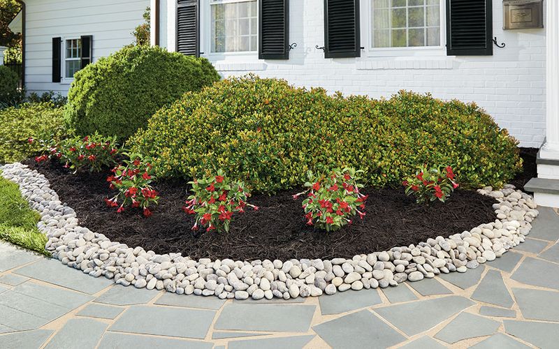 20 Front Yard Ideas That Look Professionally Landscaped - Decor Hint Decorative Gravel or Stone Borders