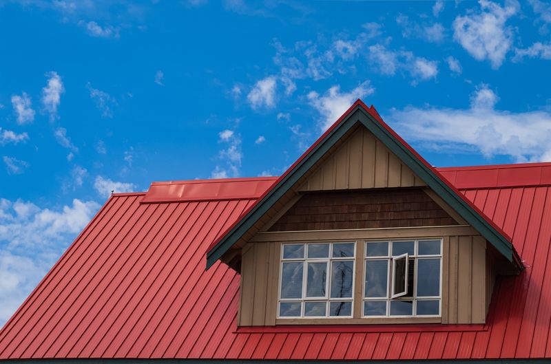 13 Southern-Ready Exterior Design Ideas Taking Over Mississippi Homes - Decor Hint Metal Roofs In Unexpected Colors