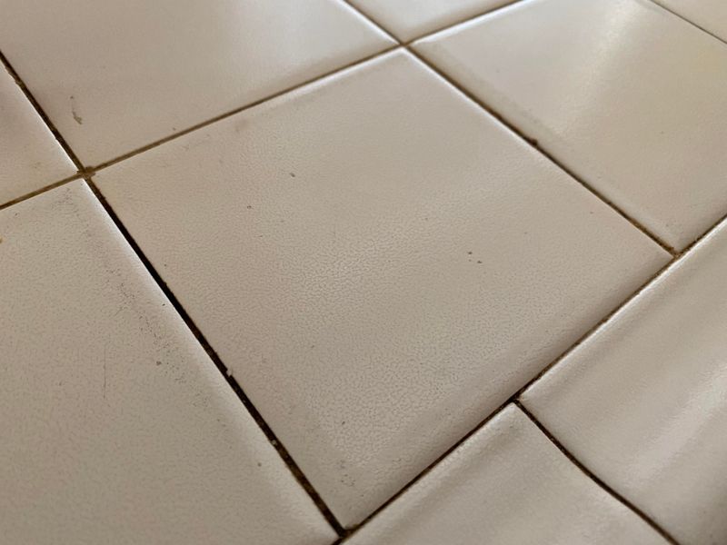 8 Kitchen "Icks" That Instantly Turn Off Homebuyers, According To Real Estate Pros - Decor Hint Grimy Grout and Moldy Caulk