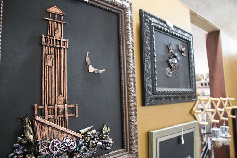 10 Items New York Flea Markets Are Selling In 2025: Antiques On The Rise - Decor Hint Pre-AI Artwork