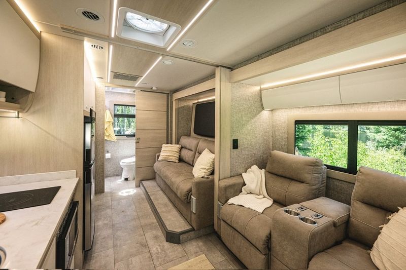 17 Motorhomes Perfect For Retired Couples Living The Dream - Decor Hint Tiffin Wayfarer: Handcrafted Excellence for Discerning Travelers