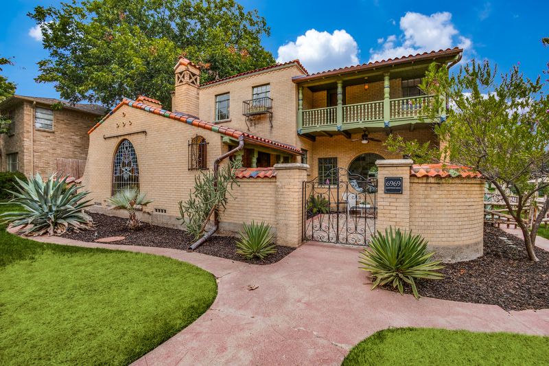 What Makes Texas Homes So Unique? 10 Signature Design Features - Decor Hint Spanish Influence