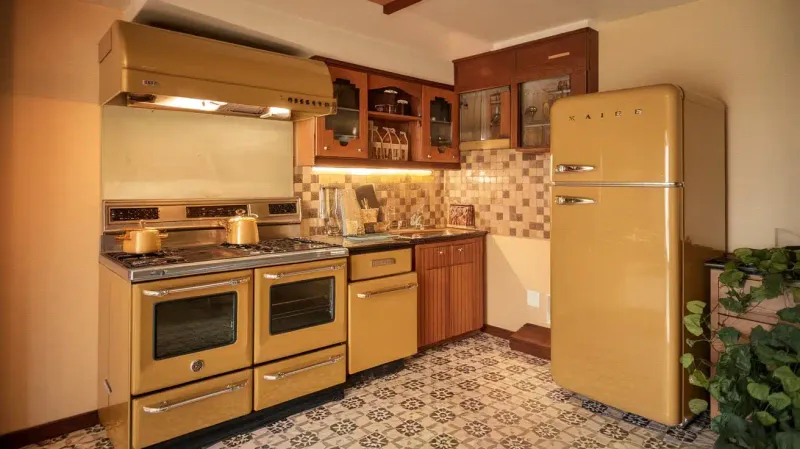18 Kitchen Red Flags That Make New York Buyers Think Twice, According To Designers - Decor Hint Outdated Appliances