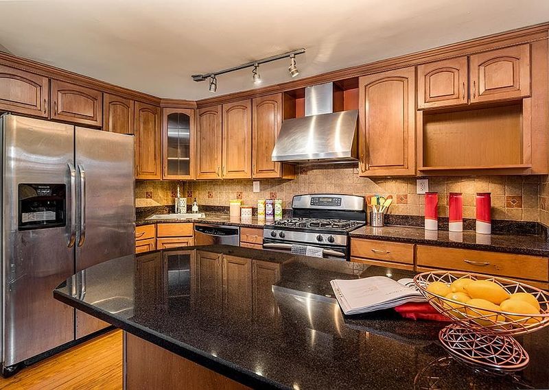 10 Home Features Jersey City Buyers Are Starting To Avoid + 4 They Have Avoided Already - Decor Hint Dark Granite Countertops