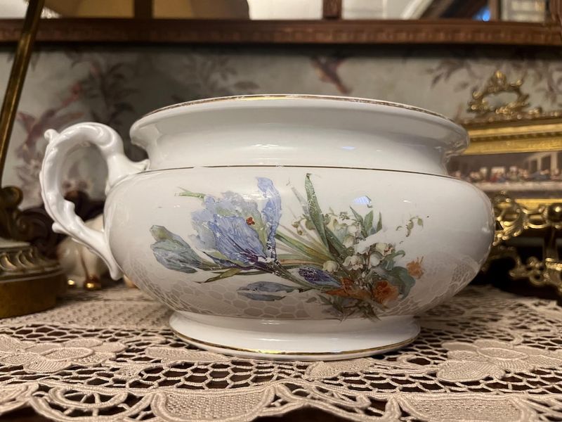 22 Bedroom Items From The Past That Are Surprisingly Valuable To Collectors - Decor Hint Hand-Painted Porcelain Chamber Pots