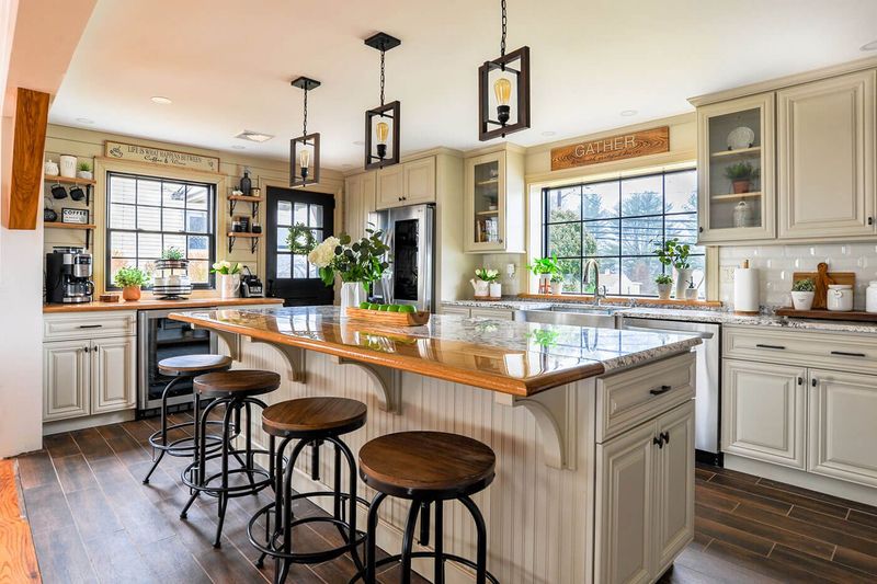 Classic Georgia Vibes Meet Timeless Style: 11 Decorating Trends Taking Over Now - Decor Hint Farmhouse-Inspired Kitchens