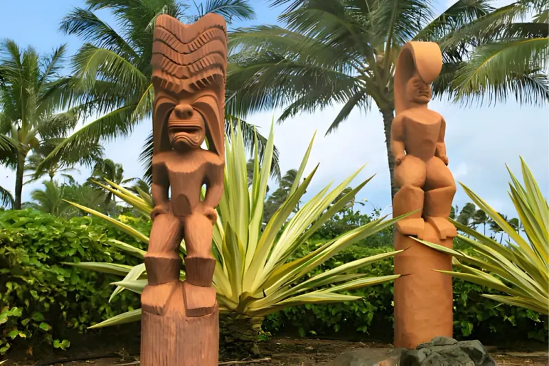 14 Tropical Garden Accents Seen Around Hawaii Villas - Decor Hint Hand-Carved Wooden Tikis