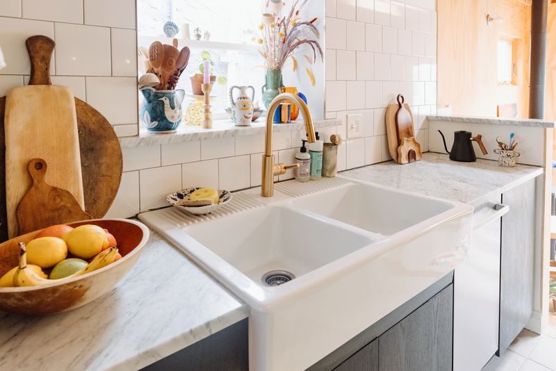 12 Impractical Kitchen Trends Interior Designers Say Won't Last In 2025 (Plus 7 Already Losing Their Momentum) - Decor Hint Farmhouse Sinks Without Function