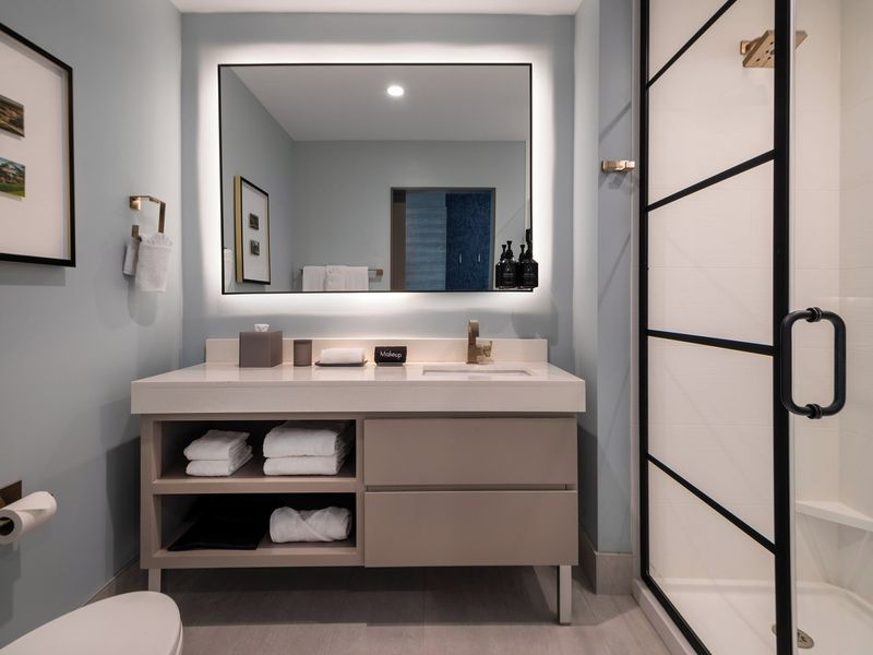 12 Bathroom Upgrades You'll Spot All Over Modern New York Apartments - Decor Hint Backlit Mirrors