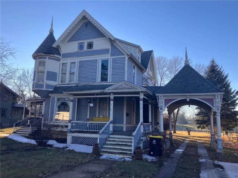 8 Charming Minnesota Curb Appeal Styles That Make Neighbors Stop And Stare - Decor Hint Victorian Elegance