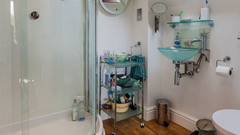 21 Interior Design Trends Designers Are Ready To Leave Behind In 2025 - Decor Hint Overdecorated Bathrooms