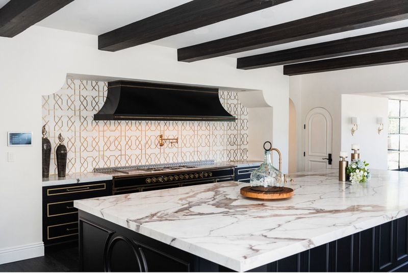 These 7 Kitchen Looks Are Losing Ground In Washington D.C., And 8 Enduring Favorites To Try Instead - Decor Hint Natural Stone Counters Holding Their Ground
