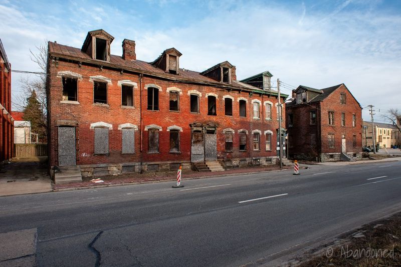 10 Types Of Pennsylvania Homes That Could Drop In Value By The End Of 2025 - Decor Hint Older Rowhouses In Declining Urban Areas