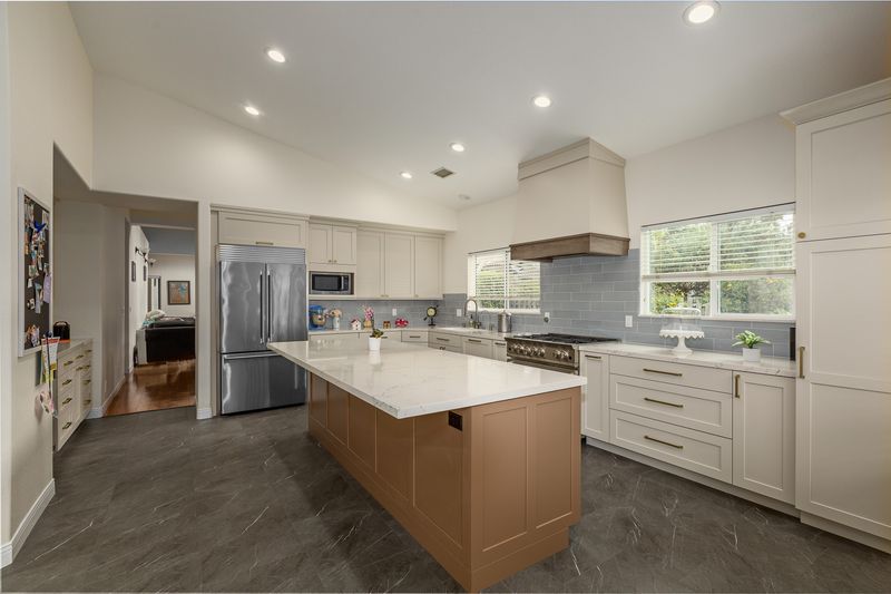 What Ohio Homebuyers Hate In Kitchens, 14 Design Flaws To Avoid - Decor Hint Vinyl Flooring Disasters