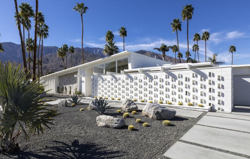 11 Stylish Desert-Ready Exterior Design Ideas Inspired By California Homes - Decor Hint Mid-Century Modern Architecture