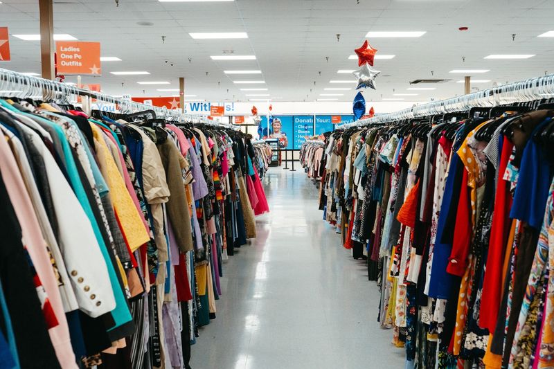 9 Things You Should Never Do When Thrifting, According To Experts - Decor Hint Overlook Seasonal Items Off-Season