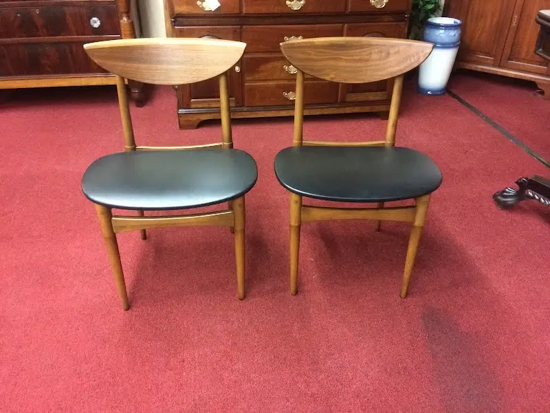 Pennsylvania Collectors Highlight 7 Future-Worthy Finds And 6 To Leave Behind - Decor Hint Mass-Produced Mid-Century Reproductions (Leave Behind)