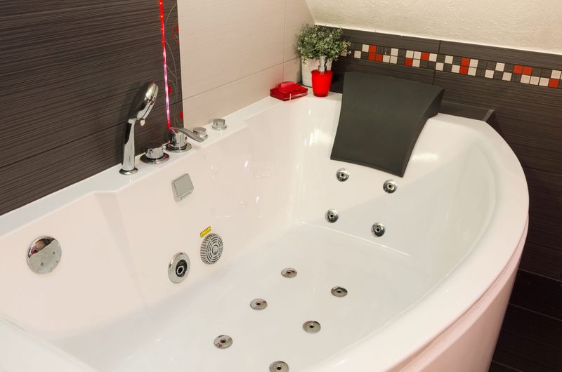 In My Experience These 10 Home Trends Will Devalue Properties By 2025 And These 5 Already Have - Decor Hint Giant Whirlpool Tubs
