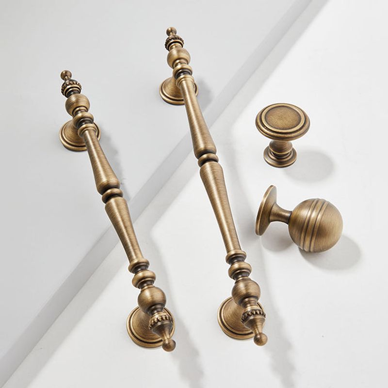 11 Country-Inspired Trends That Are Replacing Farmhouse Kitchens And 5 We Don't Wanna See In Their Place - Decor Hint Aged Brass and Antique Hardware