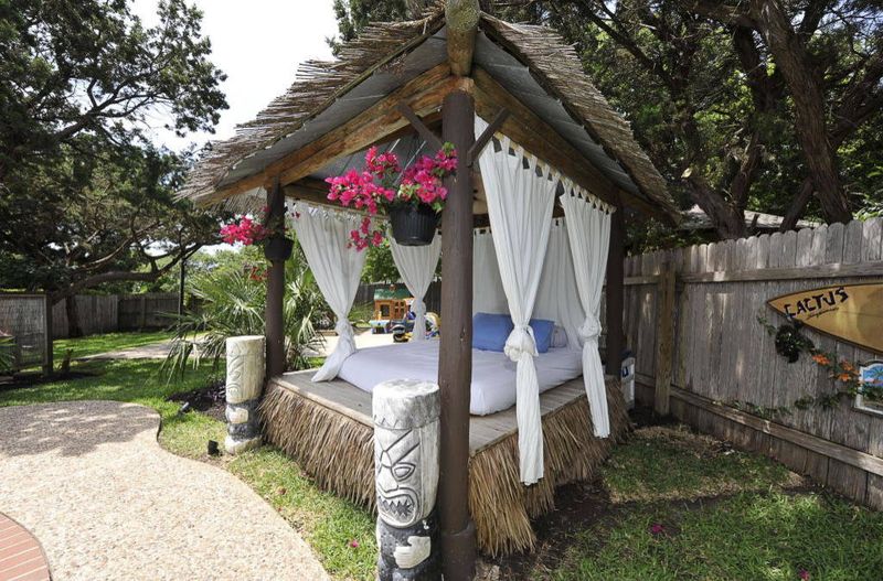 11 Backyards In Hawaii That Always Feel Like A Personal Escape - Decor Hint Woven Daybeds With Sheer Canopy Drapes