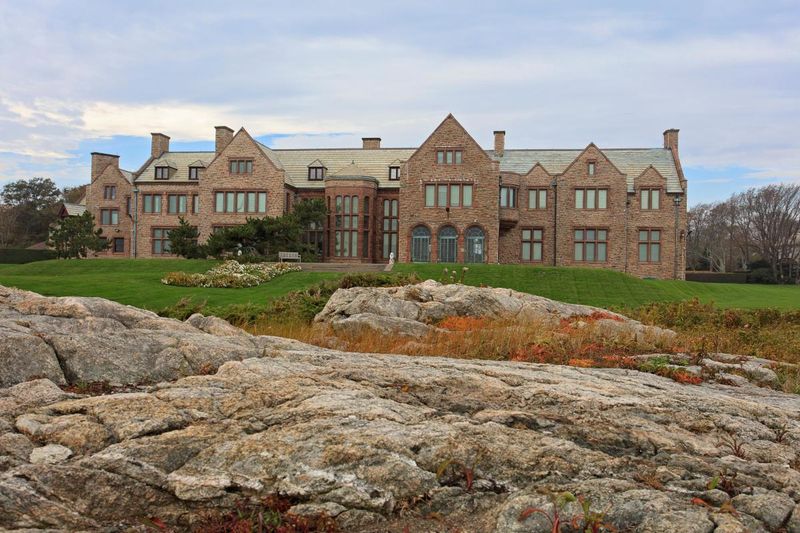 Inside 25 Luxurious Homes Of The Richest Gilded Age Families In USA - Decor Hint Rough Point: Doris Duke's Seaside Retreat