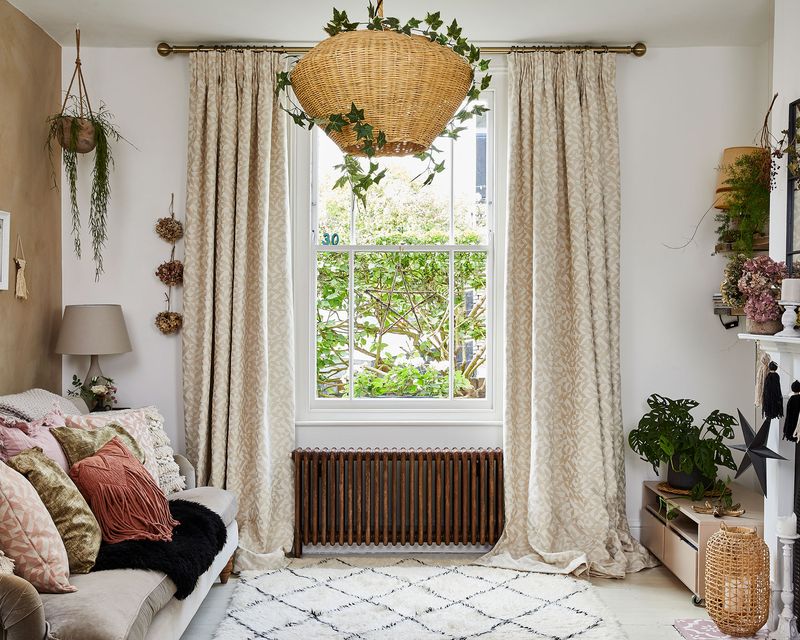 18 Gorgeous Window Treatment Ideas From Joanna Gaines You'll Want To Steal - Decor Hint Statement Curtain Rods