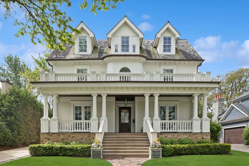 8 Classic Curb Appeal Trends From Illinois' Historic Homes, Still Wowing Neighbors In 2025 - Decor Hint Front Porches With Columns That Welcome