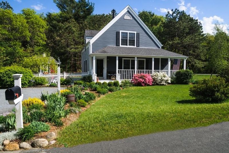 19 Popular Weekend Upgrades For Handy Homeowners In North Carolina - Decor Hint Enhancing Curb Appeal With Landscaping
