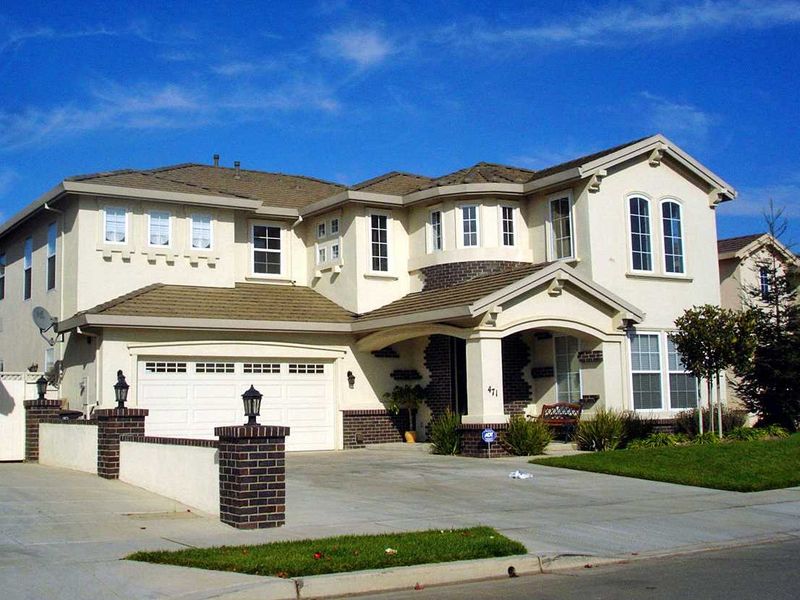 11 Types Of Homes Expected To Plummet In Value By The End Of 2025 (And 9 Types That Will Grow Even More) - Decor Hint McMansions Falling Out Of Fashion