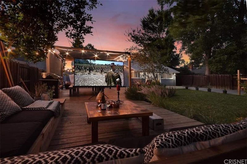 Outdoor Entertainment Zones with Cinema-Quality Technology