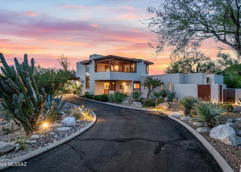 Tucson's Changing Architecture: 17 House Designs Likely To Fade By 2030 - Decor Hint Circular Driveway-Focused Layouts