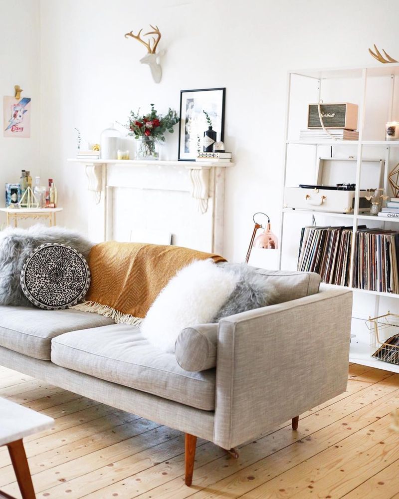Small Living Room Here Are 9 Ways To Create The Illusion Of Space - Decor Hint Choose Furniture with Exposed Legs