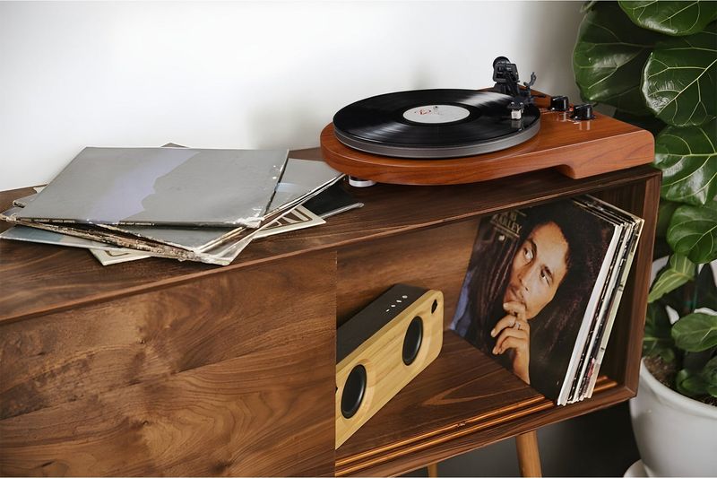10 Stylish Retro Decor Pieces Back In Style And 6 You Should Still Avoid - Decor Hint Vinyl Record Players