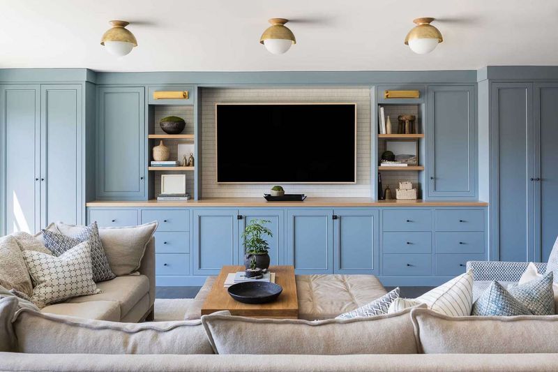 These Are The 22 Things Designers Say You Should Never Put In A Small Living Room - Decor Hint Massive Entertainment Centers That Dominate Walls