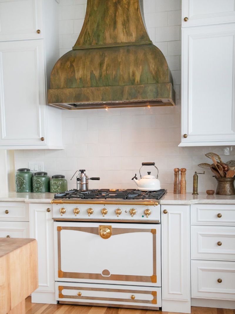 These 12 Kitchen Trends Are Quietly Taking Over California And Everyone's Loving Them - Decor Hint Statement Range Hoods