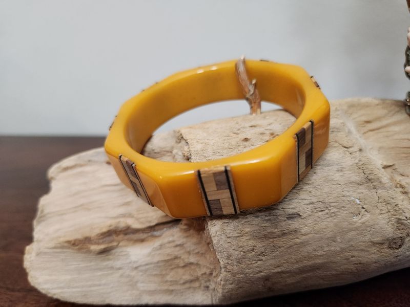 Found In Attics, Sold For Thousands: 17 1900s Antiques Worth Looking For - Decor Hint Bakelite Jewelry & Items