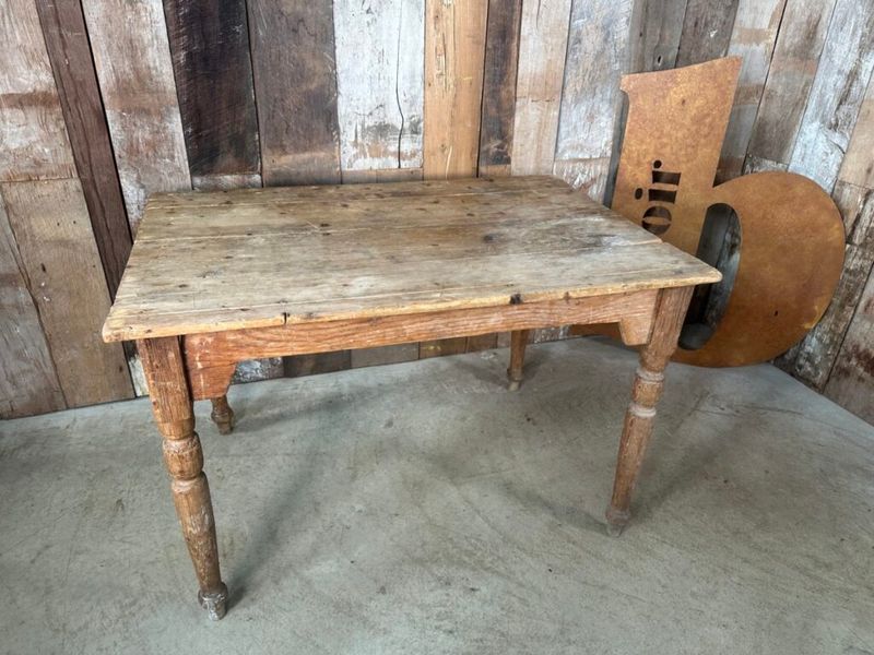 What's Out And What's Hot 5 Antique Duds From 1900s And 9 Hidden Treasures - Decor Hint Primitive Farm Tables