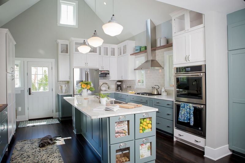 33 Once-Trendy Kitchen Designs That Are Slowly Coming Back - Decor Hint Vintage-Inspired Lighting