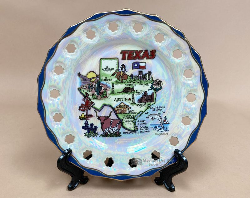 Texas Antique Market Forecast: 9 Items That'll Soar In 2025 (And 9 That Won't) - Decor Hint Collectible Plates And Thimbles