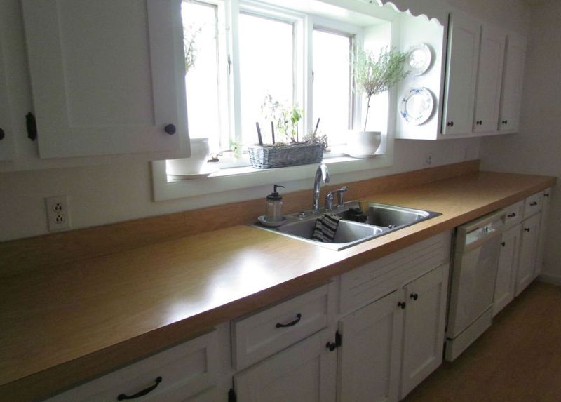 Laminate Countertops That Scream 1980s