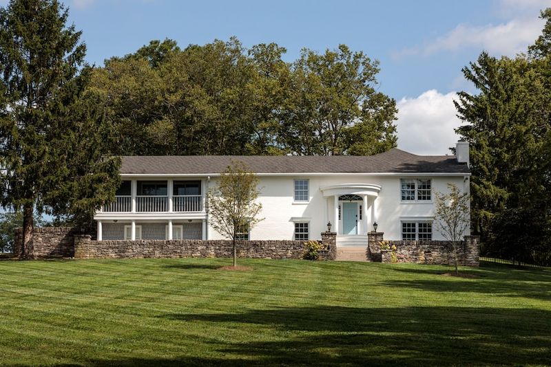 11 Country-Inspired Curb Appeal Ideas From Kentucky Homes - Decor Hint Bluegrass-Inspired Front Lawn