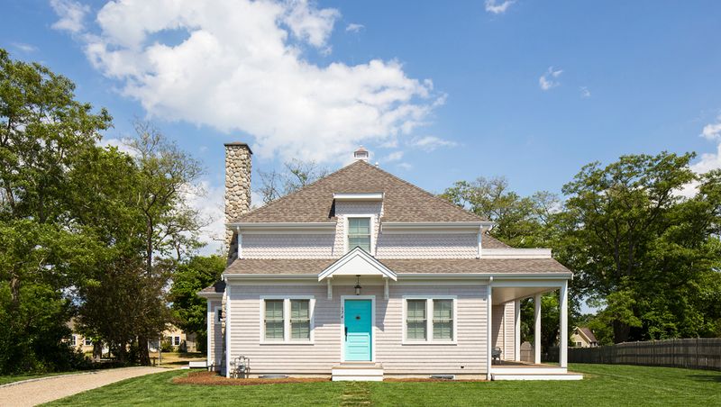 14 Architectural Styles Likely To Feel Dated In New Hampshire By 2030 - Decor Hint Cape Cod (Too Traditional): Cramped Colonial Cousins
