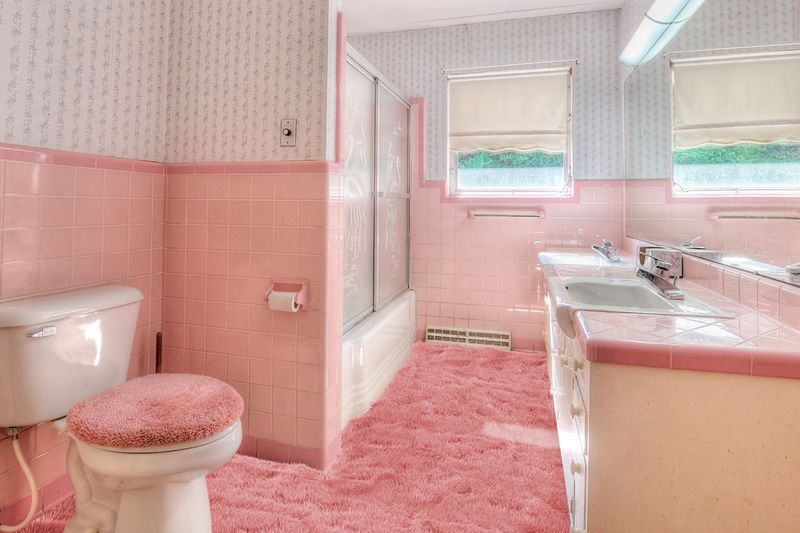 12 Interior Items Designers Say You Should Never Waste Money On (And 10 To Not Even Think About Buying) - Decor Hint Bathroom Carpet