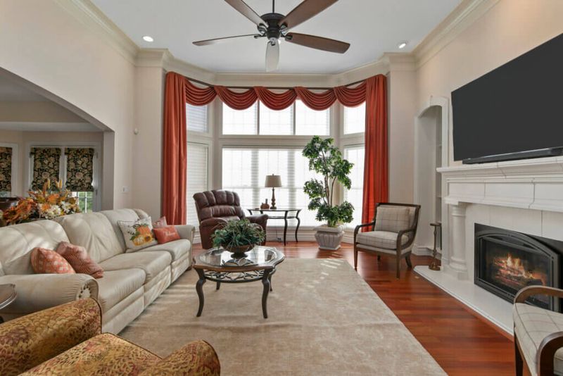 25 Outdated Home Decor Mistakes Everyone Probably Makes - Decor Hint Poufy Valances And Swags